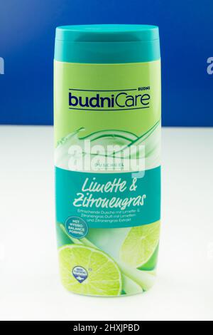 Amburgo, Germania - Febbraio 22 2022: Budni Care Duschgel Limette und Zitronengras Produkt auf blau weissem Hintergrund - Budni Care gel doccia calce an Foto Stock