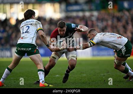 Leicester, Regno Unito. 12th Mar 2022. Premiership Rugby. Leicester Tigers V Londra Irlandese. Stadio Mattioli Woods Welford Road. Leicester. Hanro Liebenberg (Leicester Tigers, capitano) cerca di superare Benhard van Rensburg (London Irish, 12) e Olly Cracknell (London Irish) durante la partita di ruggership Leicester Tigers V London Irish Premiership. Credit: Sport in immagini/Alamy Live News Foto Stock