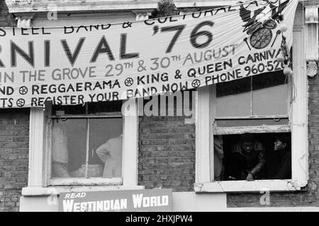 La pulizia è iniziata nelle strade di Notting Hill dopo il radicamento di lunedì sera dopo il Carnevale. 31st agosto 1976. Foto Stock