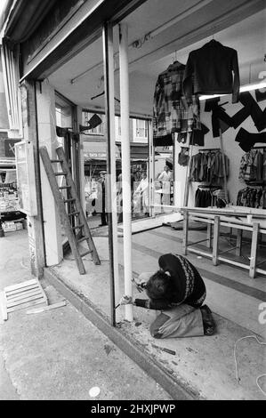 La pulizia è iniziata nelle strade di Notting Hill dopo il radicamento di lunedì sera dopo il Carnevale. 31st agosto 1976. Foto Stock