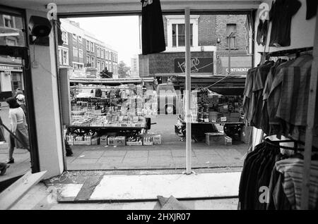 La pulizia è iniziata nelle strade di Notting Hill dopo il radicamento di lunedì sera dopo il Carnevale. 31st agosto 1976. Foto Stock