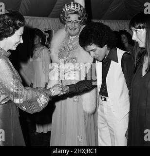 La Regina Elisabetta II, Dame Edna everage (Barry Humphries) e Leo Bayer partecipano al Royal Windsor Big Top Show che si tiene al Billy Smart's Big Top in Home Park, Windsor, in aiuto dell'appello del Giubileo d'Argento della Regina. 28th maggio 1977. Foto Stock