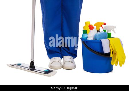 concetto di servizio di pulizia professionale - gambe, mocio e secchio del pulitore con attrezzatura di pulizia isolata su sfondo bianco Foto Stock