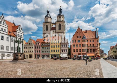 Vista sulla piazza del mercato di Wittenberg fino al monumento di Martin Lutero e della Chiesa di Santa Maria, Lutherstadt Wittenberg, Sassonia-Anhalt, Germania, Europa Foto Stock