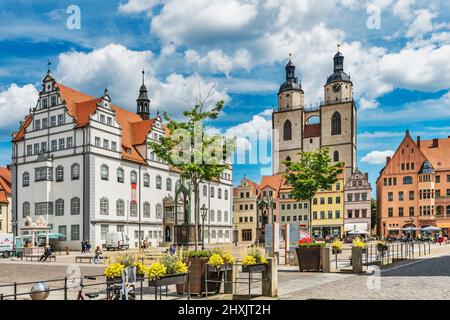 Vista sulla piazza del mercato di Wittenberg fino al vecchio municipio e alla chiesa di Santa Maria, Lutherstadt Wittenberg, Sassonia-Anhalt, Germania, Europa Foto Stock