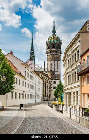 Vista attraverso Schlossstraße fino alla torre della chiesa del castello, Lutherstadt Wittenberg, Sassonia-Anhalt, Germania, Europa Foto Stock