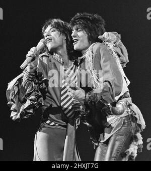 **Versione Crop. Full frame è anche in questo set** The Rolling Stones - Live at Earl's Court, West London. La foto mostra Mick Jagger e Ronnie Wood insieme sul palco. Questo concerto fa parte del Tour europeo del 1976. È iniziata a Francoforte in Germania il 28th aprile e si è conclusa a Knebworth in Inghilterra il 21st agosto 1976. Anche se non possiamo confermare l'elenco dei set effettivi per questo spettacolo, un tipico elenco dei set per questo tour era... 'Honky Tonk Women' 'If You Can't Rock Me'/'Get Off of My Cloud' 'Hand of fate' 'Hey Negrita' 'non troppo orgoglioso di Beg' 'Fool to Cry' 'Hot Stuff' 'Star' 'Angie' - [suonato som Foto Stock