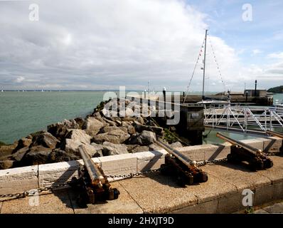 The Parade, West Cowes, Isola di Wight, Hampshire. Cannoni di partenza Royal Yacht Squadron. Foto Stock