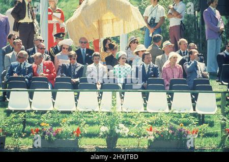 La regina Elisabetta II (4th da destra nel vestito verde e bianco) partecipa ai Giochi Olimpici del 1976 a CanadaIn questa foto la regina sta guardando la principessa Anna competere nel dressage evento. Foto scattata circa il 23rd luglio 1976 Foto Stock