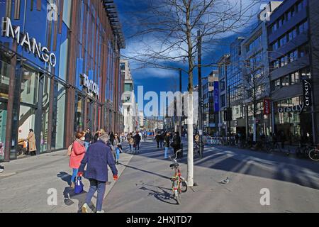 Düsseldorf (Schadowstrasse, Kö Bogen 2), Germania - Marzo 9. 2022: Vista sulla strada pedonale dello shopping con nuovi edifici moderni contro il cielo blu, spect Foto Stock