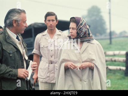 La Regina Elisabetta II (con il Principe Carlo alle spalle), partecipa ai Giochi Olimpici del 1976 in Canada.in questa foto la Regina sta per guardare la Principessa Anne competere nel cross country, evento di 3 giorni immagine scattata circa il 24th luglio 1976 Foto Stock