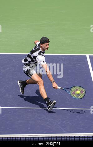 Marton Fucsovics (HUN) è sconfitto da Mackenzie McDonald (USA) 6-7 (11-13), 5-7, al BNP Paribas Open in corso di disputamento al Indian Wells Tennis Garden di Indian Wells, California, il 10 marzo 2022: © Karla Kinne/Tennisclix/CSM Foto Stock