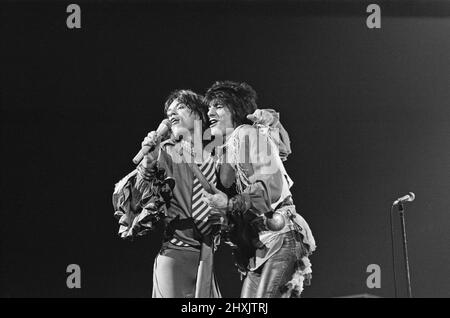 The Rolling Stones - Live at Earl's Court, West London. La foto mostra Mick Jagger e Ronnie Wood insieme sul palco. Questo concerto fa parte del Tour europeo del 1976. È iniziata a Francoforte in Germania il 28th aprile e si è conclusa a Knebworth in Inghilterra il 21st agosto 1976. Anche se non possiamo confermare l'elenco dei set effettivi per questo spettacolo, un tipico elenco dei set per questo tour era... 'Honky Tonk Women' 'If You Can't Rock Me'/'Get Off of My Cloud' 'Hand of fate' 'Hey Negrita' 'non troppo orgoglioso di Beg' 'Fool to Cry' 'Hot Stuff' 'Star' 'Angie' - [suonato alcuni spettacoli] 'You Gotta Move' 'You Can't Always Get What Y Foto Stock