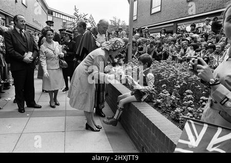 La Regina Elisabetta II durante la sua visita a Solihull, il West Midlands per il suo tour Silver Jubilee. La regina su una passeggiata, ricevendo fiori da un ragazzo giovane. 27th luglio 1977. Foto Stock