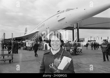 Voli commerciali inaugurali del Concorde supersonico il 21st gennaio 1976, sette anni dopo il primo volo di prova. Un volo British Airways partì dall'aeroporto di Heathrow, Londra, per il Bahrain in Medio Oriente, mentre l'altro, un volo Air France, partì simultaneamente alle 11,40 dall'aeroporto di Orly, Parigi per Rio De Janeiro via Dakar, Senegal. La foto mostra: Ramp Liaison Officer Barbara Johnson, responsabile della partenza degli aerei. 21st gennaio 1976. Foto Stock