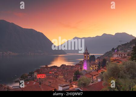 Sala Comacina, Como, Italia piccolo paese sul lago di Como al tramonto. Foto Stock