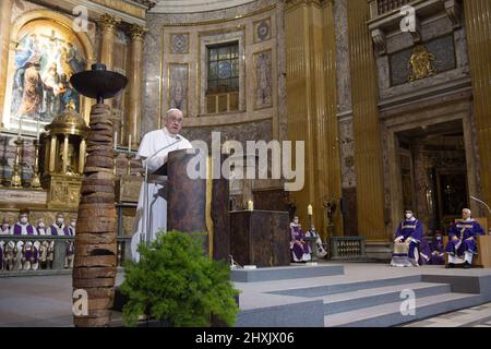 Roma, Italia. 13th Mar 2022. Papa Francesco partecipa alla Messa nella Chiesa gesuita del Santissimo Nome di Gesù, conosciuta come il Gesu a Roma il 12 marzo 2022, in occasione del 400th° anniversario della canonizzazione di Sant Ignazio di Loyola, fondatore della Società. Sant'Ignazio di Loyola fu canonizzato il 12 marzo. La Messa è stata celebrata da Arturo Sosa, superiore Generale della Compagnia di Gesù. Foto: Vaticano Media/ABACAPRESS.COM Credit: Abaca Press/Alamy Live News Foto Stock