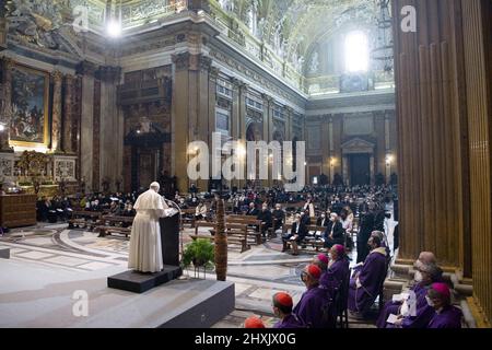 Roma, Italia. 13th Mar 2022. Papa Francesco partecipa alla Messa nella Chiesa gesuita del Santissimo Nome di Gesù, conosciuta come il Gesu a Roma il 12 marzo 2022, in occasione del 400th° anniversario della canonizzazione di Sant Ignazio di Loyola, fondatore della Società. Sant'Ignazio di Loyola fu canonizzato il 12 marzo. La Messa è stata celebrata da Arturo Sosa, superiore Generale della Compagnia di Gesù. Foto: Vaticano Media/ABACAPRESS.COM Credit: Abaca Press/Alamy Live News Foto Stock