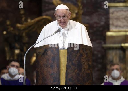 Roma, Italia. 13th Mar 2022. Papa Francesco partecipa alla Messa nella Chiesa gesuita del Santissimo Nome di Gesù, conosciuta come il Gesu a Roma il 12 marzo 2022, in occasione del 400th° anniversario della canonizzazione di Sant Ignazio di Loyola, fondatore della Società. Sant'Ignazio di Loyola fu canonizzato il 12 marzo. La Messa è stata celebrata da Arturo Sosa, superiore Generale della Compagnia di Gesù. Foto: Vaticano Media/ABACAPRESS.COM Credit: Abaca Press/Alamy Live News Foto Stock