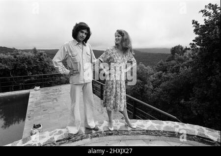 Charlotte Rampling e il suo ragazzo Jean Michel Jarre, raffigurati in una villa vicino a St Tropez. Agosto 1977. Foto Stock