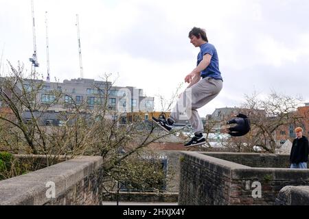 Bristol, Regno Unito. 13th Mar 2022. La primavera inizia a far sentire la sua presenza in città. Credit: JMF News/Alamy Live News Foto Stock