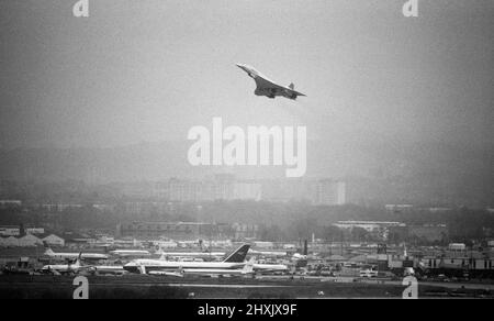 Voli commerciali inaugurali del Concorde supersonico il 21st gennaio 1976, sette anni dopo il primo volo di prova.un volo British Airways lasciato dall'aeroporto di Heathrow, Londra, al Bahrain in Medio Oriente, come l'altro, un volo Air France, è decollato simultaneamente alle 11,40 dall'aeroporto di Orly, Parigi per Rio de Janeiro via Dakar, Senegal. Foto mostra: Il volo della British Airways subito dopo il decollo da Londra. 21st gennaio 1976. Foto Stock