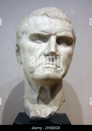 Ritratto di Marco Licinius Crassus (115-53 a.C.). Generale romano. Copia moderna del busto romano. Marmo bianco. Museo Frederic Marés. Barcellona, Spagna. Foto Stock
