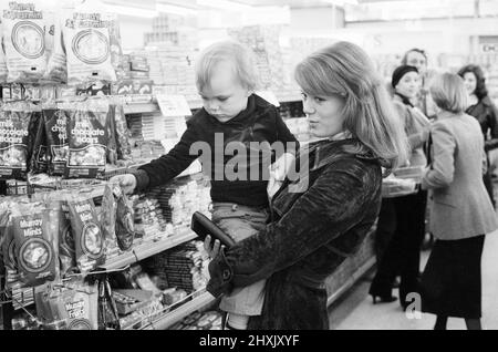 Tesco Supermarket Store, Londra, 9th maggio 1977. Tesco Supermarket Chain ha deciso di smettere di dare bollini Green Shield Trading ai clienti. Green Shield Francobolli è un programma di promozione delle vendite britannico che premia gli acquirenti con francobolli che potrebbero essere riscattati, e utilizzati per acquistare regali da un catalogo o da qualsiasi rivenditore affiliato o centro regalo. Foto Stock