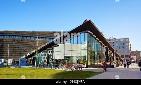 Scena stradale presso il nuovo complesso Kö-Bogen II di Ingenhoven Architects nel centro di Düsseldorf/Germania. Foto Stock