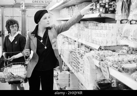 Tesco Supermarket Store, Londra, 9th maggio 1977. Tesco Supermarket Chain ha deciso di smettere di dare bollini Green Shield Trading ai clienti. Green Shield Francobolli è un programma di promozione delle vendite britannico che premia gli acquirenti con francobolli che potrebbero essere riscattati, e utilizzati per acquistare regali da un catalogo o da qualsiasi rivenditore affiliato o centro regalo. Foto Stock