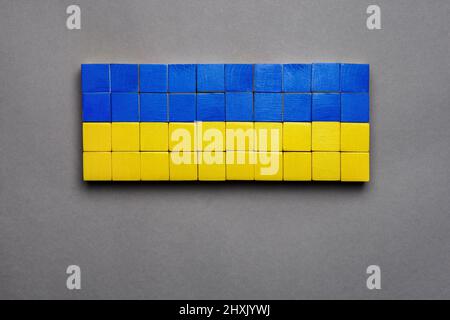 Simbolo simbolico Ucraina banner nazionale sfondo UA segno. Isolato cubo di legno giocattolo blocco fatto bandiera di Ucraina disegno sfondo. Blocco di legno Foto Stock
