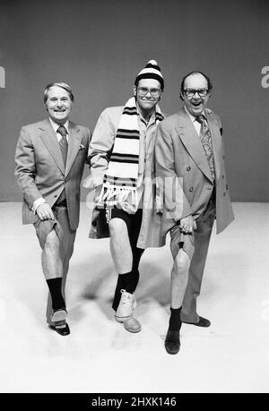 Elton John pone con i comici Ernie Wise (a sinistra) ed Eric Morecambe come appare sul Morecambe e Wise show al BBC Television Center.8th Dicembre 1976. Foto Stock