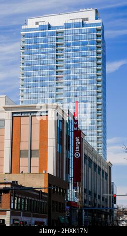 STAMFORD, CT, USA - 11 MARZO 2022: Vista sulla strada dall'edificio Trump Parc e Target da Broad Street in bella giornata di sole con cielo blu Foto Stock