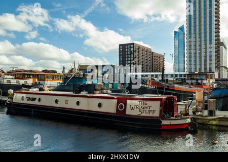 Case galleggianti a Blackwall Basin, Canary Wharf, Londra. Foto Stock