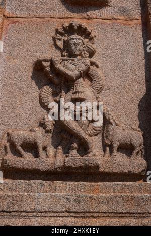 Vista ravvicinata dei murales a bassorilievo di Krishna sul muro del tempio di Hazara Rama, Hampi, Karnataka, India-Febbraio 01,2022 Foto Stock