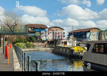 Case galleggianti a Blackwall Basin, Canary Wharf, Londra. Foto Stock