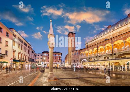 Padova, Italia a Palazzo della ragione al crepuscolo. Foto Stock