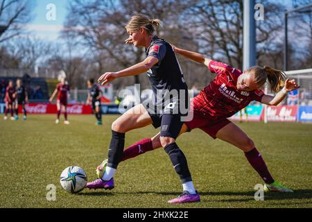 Francoforte, Germania. 13th Mar 2022. Verena Hanshaw (18 Francoforte) vince la palla durante la partita di flyeralarm Frauen-Bundesliga 2021/2022 tra Eintracht Frankfurt e SGS Essen allo Stadio di Brentanobad a Francoforte sul meno, Germania. Norina Toenges/Sports Press Photo Credit: SPP Sport Press Photo. /Alamy Live News Foto Stock