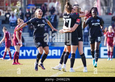 Francoforte, Germania. 13th Mar 2022. Laura Freigang (Francoforte 10) celebra il suo obiettivo con i suoi compagni di squadra durante la partita di flyeralarm Frauen-Bundesliga 2021/2022 tra Eintracht Frankfurt e SGS Essen allo Stadio di Brentanobad a Francoforte sul meno, Germania. Norina Toenges/Sports Press Photo Credit: SPP Sport Press Photo. /Alamy Live News Foto Stock