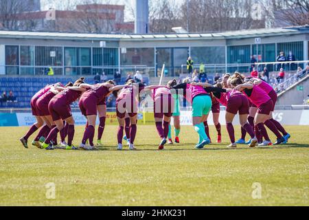 Francoforte, Germania. 13th Mar 2022. I giocatori di SGS Essen Huddle prima della partita di allarme flyeralarm Frauen-Bundesliga 2021/2022 tra Eintracht Frankfurt e SGS Essen allo Stadio di Brentanobad a Francoforte sul meno, Germania. Norina Toenges/Sports Press Photo Credit: SPP Sport Press Photo. /Alamy Live News Foto Stock