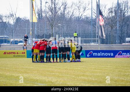 Francoforte, Germania. 13th Mar 2022. I giocatori di Eintracht Frankfurt Huddle prima della partita di allarme flyeralarm Frauen-Bundesliga 2021/2022 tra Eintracht Frankfurt e SGS Essen allo Stadio di Brentanobad a Francoforte sul meno, Germania. Norina Toenges/Sports Press Photo Credit: SPP Sport Press Photo. /Alamy Live News Foto Stock