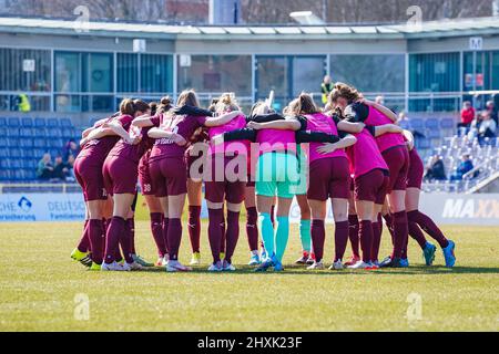 Francoforte, Germania. 13th Mar 2022. I giocatori di SGS Essen Huddle prima della partita di allarme flyeralarm Frauen-Bundesliga 2021/2022 tra Eintracht Frankfurt e SGS Essen allo Stadio di Brentanobad a Francoforte sul meno, Germania. Norina Toenges/Sports Press Photo Credit: SPP Sport Press Photo. /Alamy Live News Foto Stock