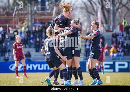 Francoforte, Germania. 13th Mar 2022. Laura Freigang (Francoforte 10) celebra il suo obiettivo con i suoi compagni di squadra durante la partita di flyeralarm Frauen-Bundesliga 2021/2022 tra Eintracht Frankfurt e SGS Essen allo Stadio di Brentanobad a Francoforte sul meno, Germania. Norina Toenges/Sports Press Photo Credit: SPP Sport Press Photo. /Alamy Live News Foto Stock