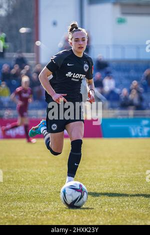 Francoforte, Germania. 13th Mar 2022. Sophia Kleinerne (4 Francoforte) in azione durante la partita di flyeralarm Frauen-Bundesliga 2021/2022 tra Eintracht Frankfurt e SGS Essen allo Stadio di Brentanobad a Francoforte sul meno, Germania. Norina Toenges/Sports Press Photo Credit: SPP Sport Press Photo. /Alamy Live News Foto Stock