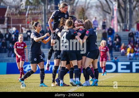 Francoforte, Germania. 13th Mar 2022. Laura Freigang (Francoforte 10) celebra il suo obiettivo con i suoi compagni di squadra durante la partita di flyeralarm Frauen-Bundesliga 2021/2022 tra Eintracht Frankfurt e SGS Essen allo Stadio di Brentanobad a Francoforte sul meno, Germania. Norina Toenges/Sports Press Photo Credit: SPP Sport Press Photo. /Alamy Live News Foto Stock