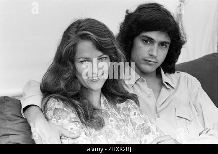 Charlotte Rampling e il suo ragazzo Jean Michel Jarre, raffigurati in una villa vicino a St Tropez. Agosto 1977. Foto Stock