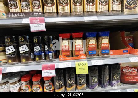 Caffè istantaneo; bottiglie di caffè istantaneo granulato per la vendita su scaffali di supermercato, Waitrose supermercato Suffolk UK Foto Stock