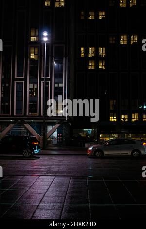 Ritratto girato del Strand, Liverpool, con traffico assortito, trascurato da grattacieli torreggianti. Foto Stock