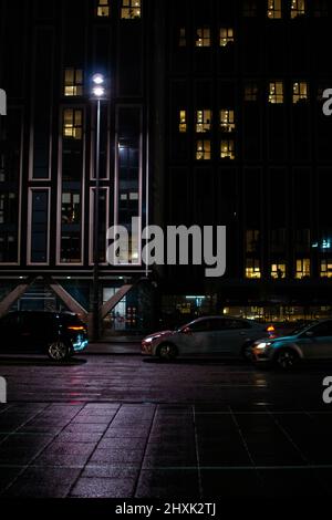 Ritratto girato del Strand, Liverpool, con traffico assortito, trascurato da grattacieli torreggianti. Foto Stock