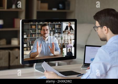 I giovani maschi partecipano alla conferenza aziendale con webcam utilizzando il pc Foto Stock